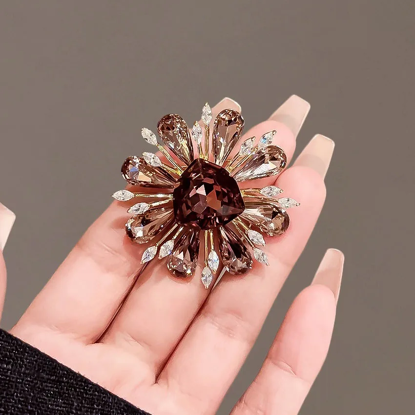 Luxurious Crystal Fashion Brooch Pin for Women High-End Feelings Windbreaker Coat Sweater Decoration Versatile Stylish Elegant
