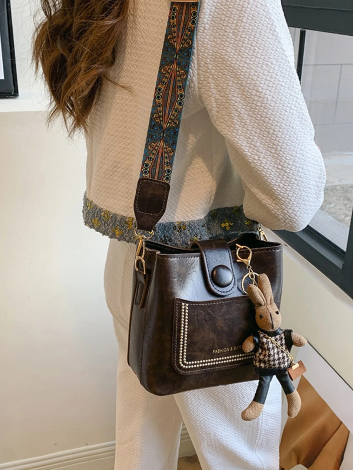 High-End Bucket Bag 2024 Korean Style New Commuter Wide Shoulder Strap Single Shoulder Bag Vintage Crossbody Bag for Youth