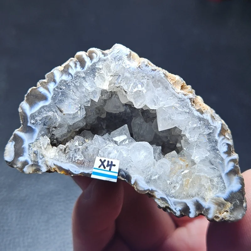 حوض كنز كريستال عقيق ريش مدغشقر طبيعي عالي الجودة مع قطعة تزيين مفتوحة مبتسمة