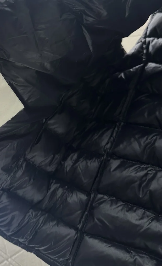 เสื้อกั๊กขนเป็ดสีขาวสำหรับผู้หญิง แฟชั่นฤดูใบไม้ร่วงและฤดูหนาวใหม่ ผลิตจากวัสดุไนลอนกันลมและกันน้ำ คอตั้ง