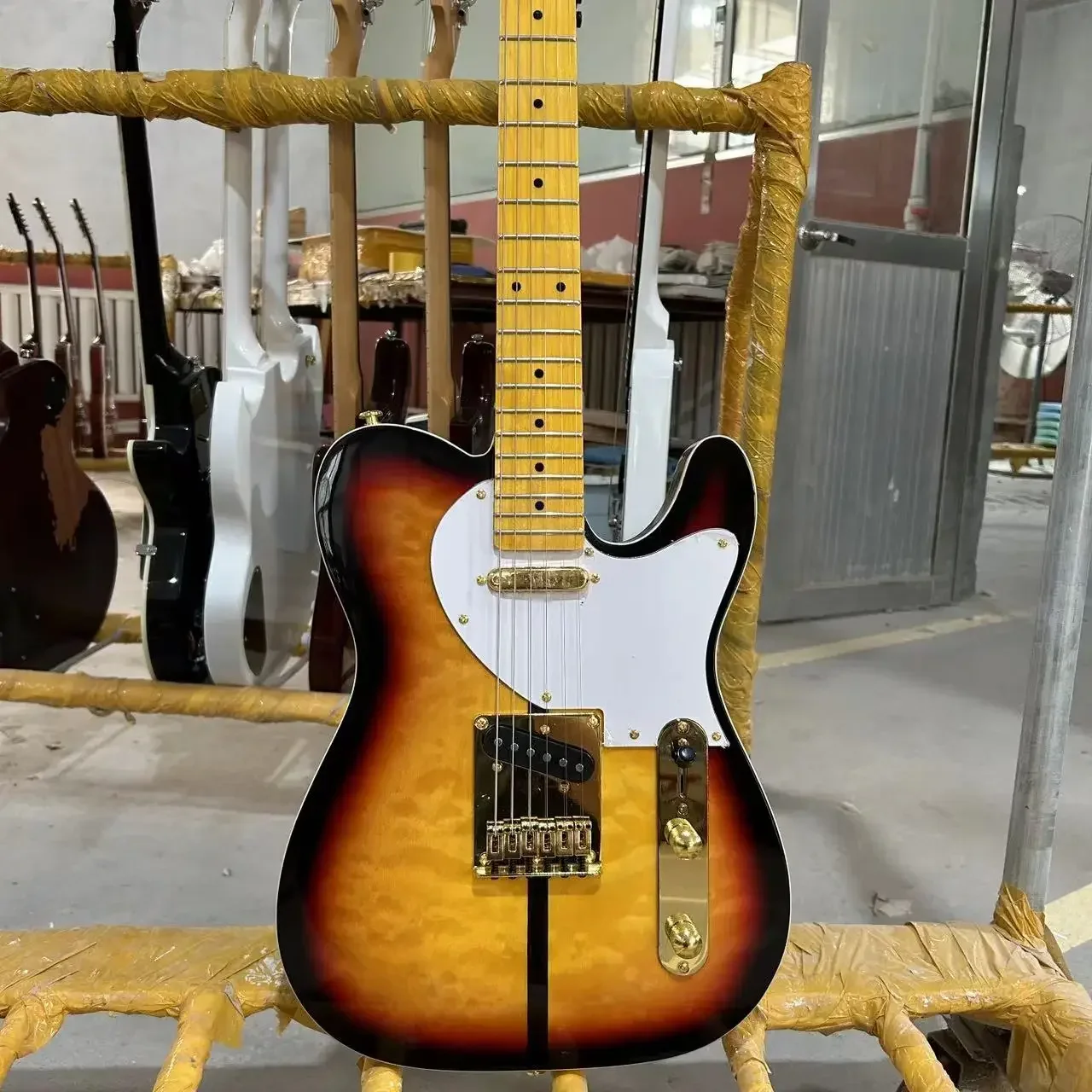 

Tele Electric Guitar, Golden Hardware, Vintage Sunburst Color, Haggard Signature, Tuff Dog, Cloud Maple Top, Free Ship violão