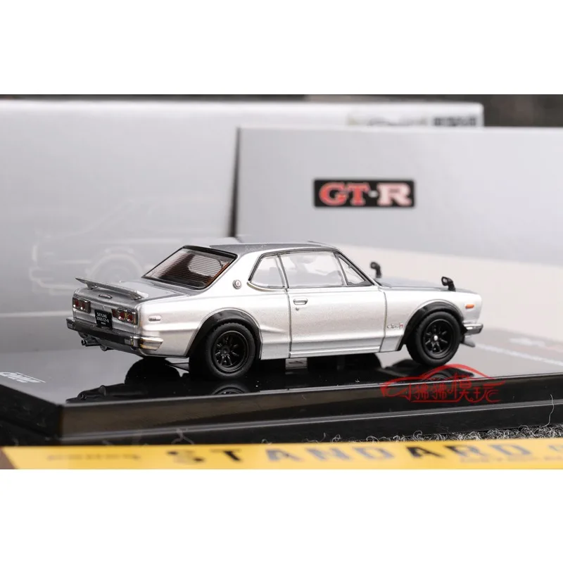 متوفر في المخزون 1:64 Nissan GTR SKYLINE 2000 GT-R KPGC10 نموذج سيارة محاكاة مصنوع من خليط معدني، لعبة للأولاد، زخرفة قابلة للجمع للبالغين.