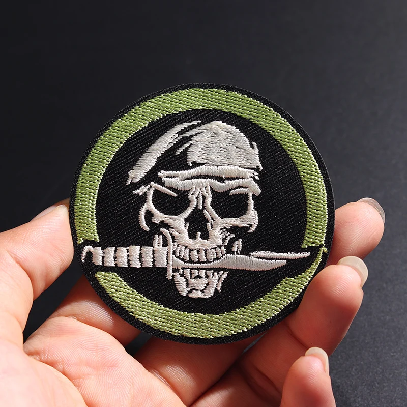 Rozmiar łaty z czaszką: 6.0x6.0cm żelazko na tkaninie wyszywana aplikacja szycie ubrań akcesoria odzieżowe okrągłym piratem