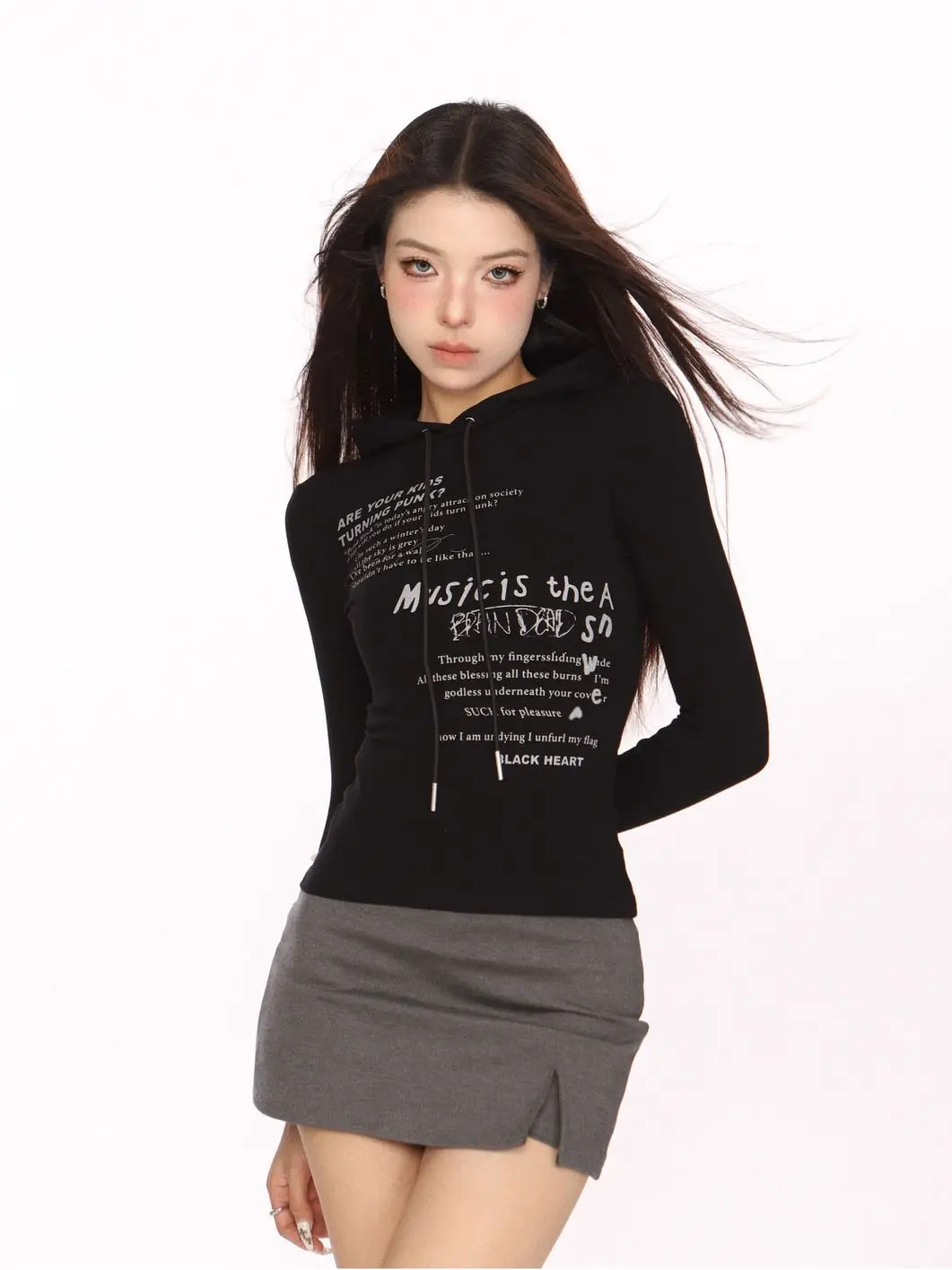 Camiseta feminina de manga comprida com capuz na frente do ombro, blusa justa, camisa baixa, estilo novo, outono