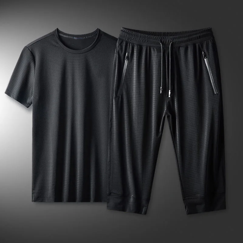 Black t-shirt + cropped leggings black