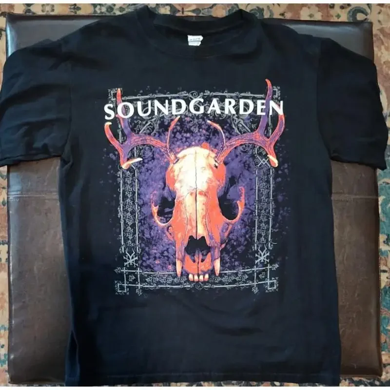 قميص Soundgarden King Animal Glow Skull بأكمام قصيرة باللون الأسود KV30054