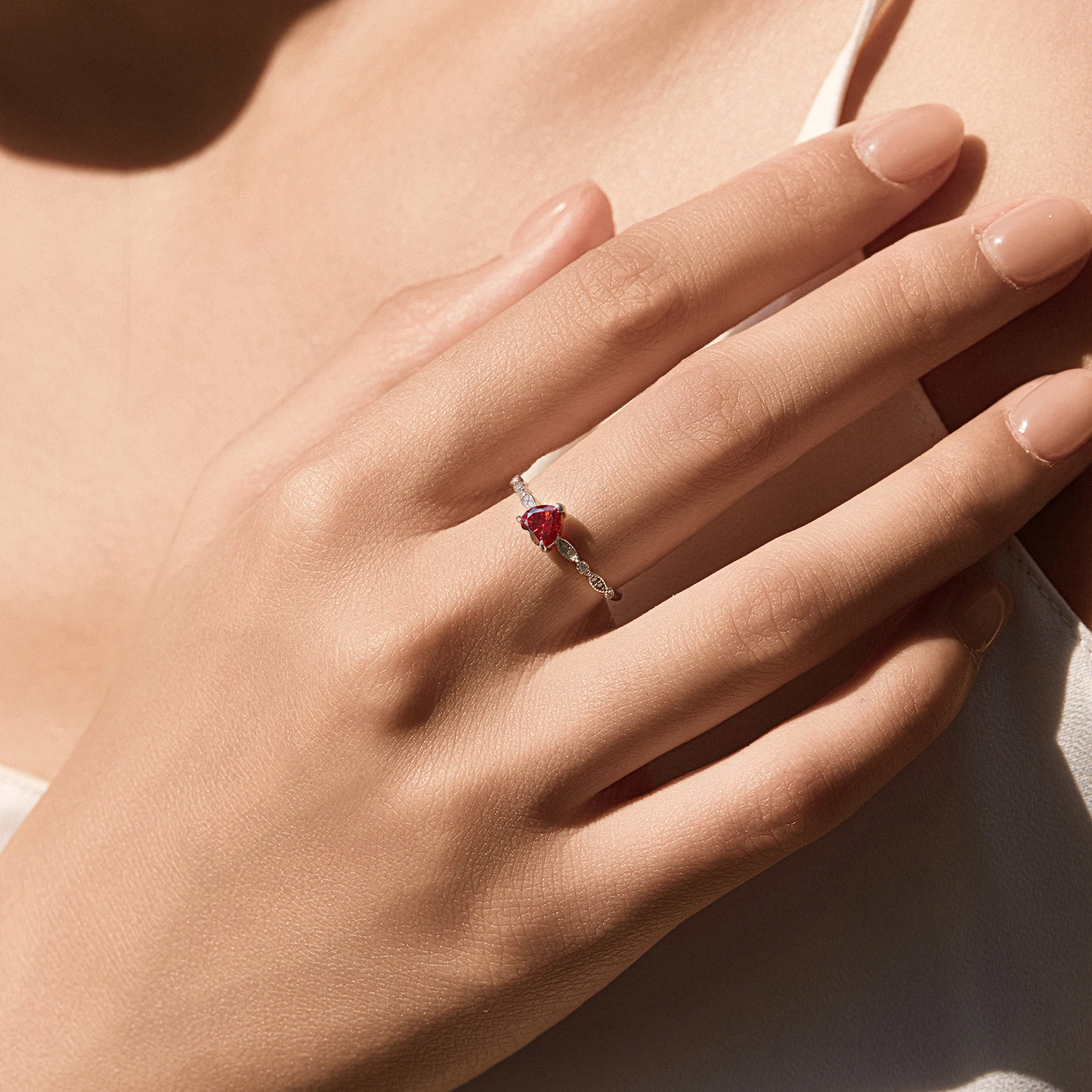 MODIAN 0.5CT Moissanite Dazzling Red Heart Rings 925 Sterling Silver Romantic Wedding Engagement Band For Women Fine Jewelry