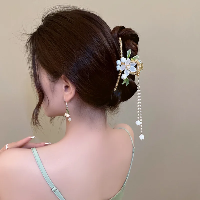 دبوس شعر خلفي بمشبك سمك القرش كبير الحجم مع نمط غابة شرابة الزنبق