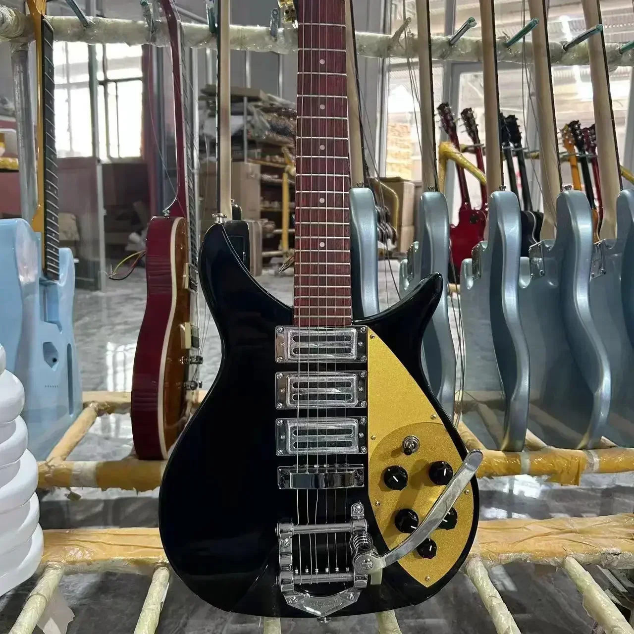 Chitarra elettrica Rickenbacker 325, colore nero, ponte del sistema Tremolo, tastiera in palissandro, corpo in tiglio, nave libera гитара