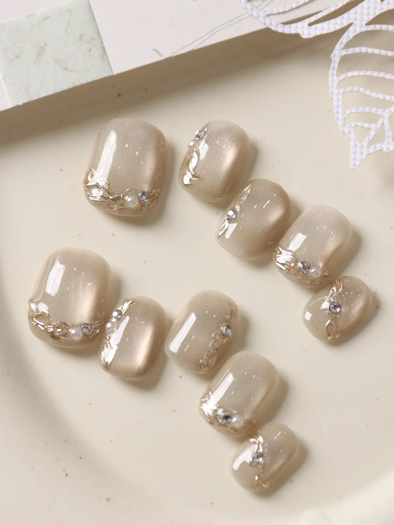 10 Stück Aufklebenägel Kurze Gelbe Katzenaugen Goldene Acryl Aufklebenägel Inklusive 1 Blatt Klebestreifen & 1 Stück Mini-Feile