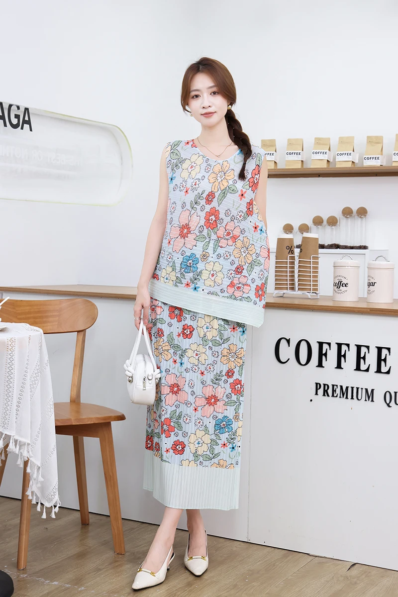 

Miyake Sweet Floral Print Women's Fold Loose Sleeveless Tank Top Summer Set Versatile High Waist Look Thin Bag Hip Skirt 2025