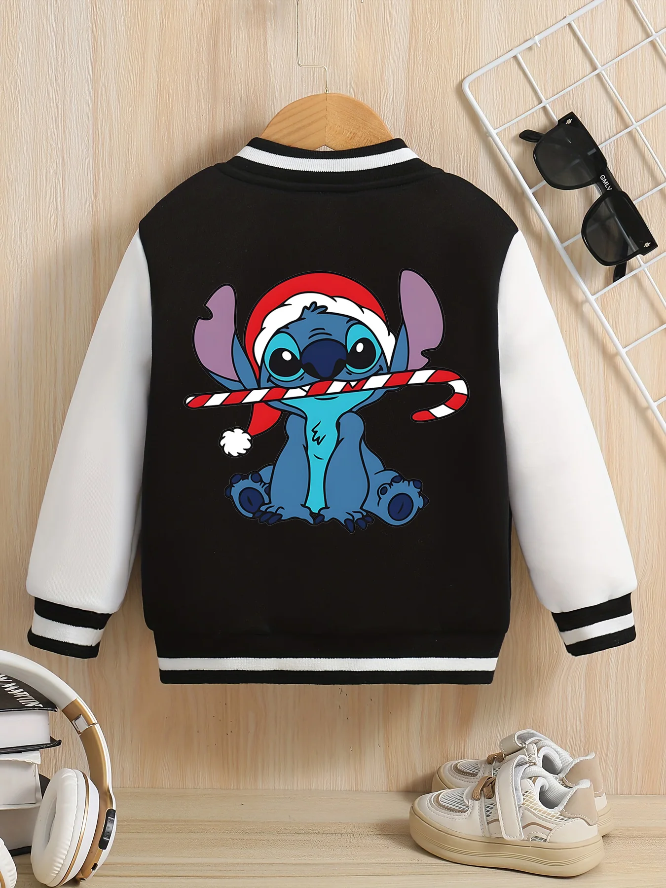 سترة بيسبول MINISO Disney Christmas Stitch للأولاد - طباعة عيد الميلاد على الوجهين، مثالية لملابس المدرسة في الخريف والشتاء