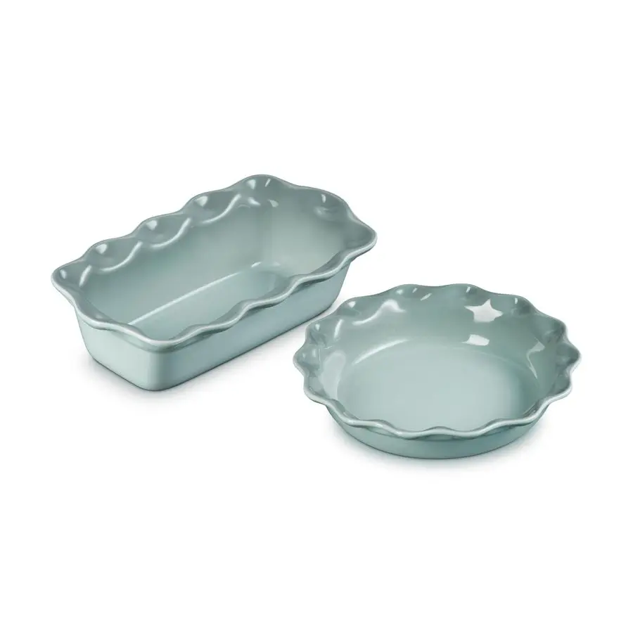 

Набор из 2-х форм для выпечки Stoneware: 9-дюймовая форма для пирога с рифленой кромкой и 9-дюймовая форма для хлеба с рифленой кромкой, цвет морская соль.