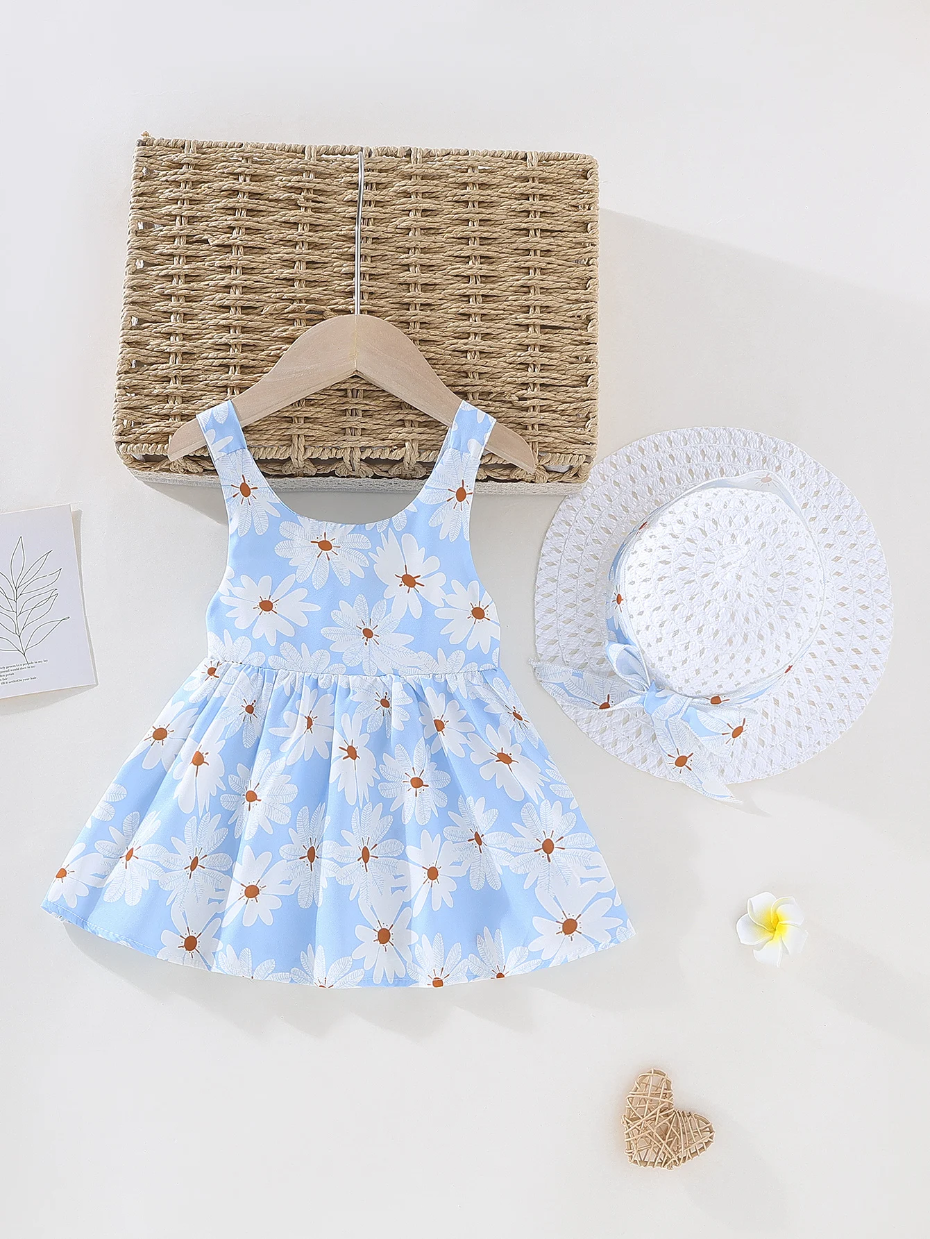 

Комплект из 2 предметов: сарафан и шляпка для девочки, свежий стиль, платье-комбинация с принтом ромашек + подходящая солнцезащитная шляпка, летняя повседневная одежда для прогулок