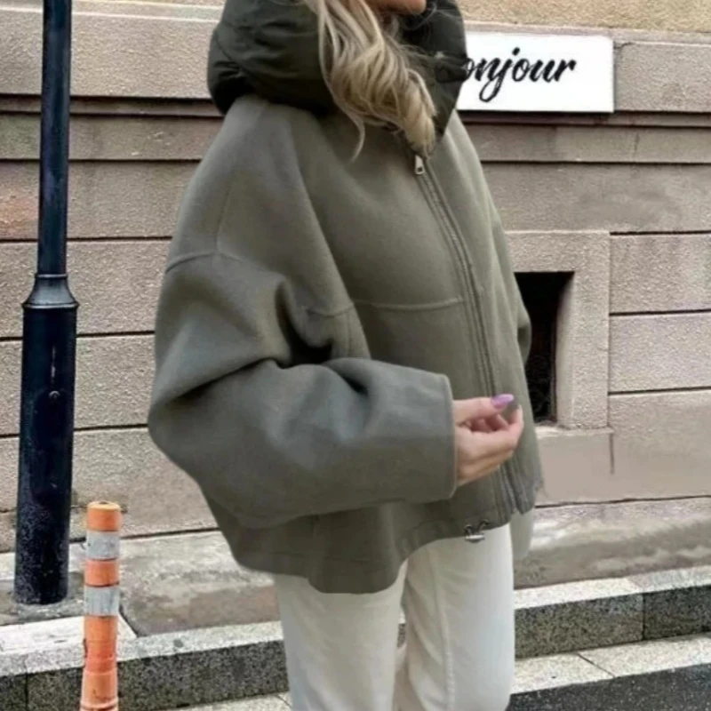 

2025 Новая шерстяная двусторонняя зимняя свободная и универсальная короткая куртка со съемным капюшоном