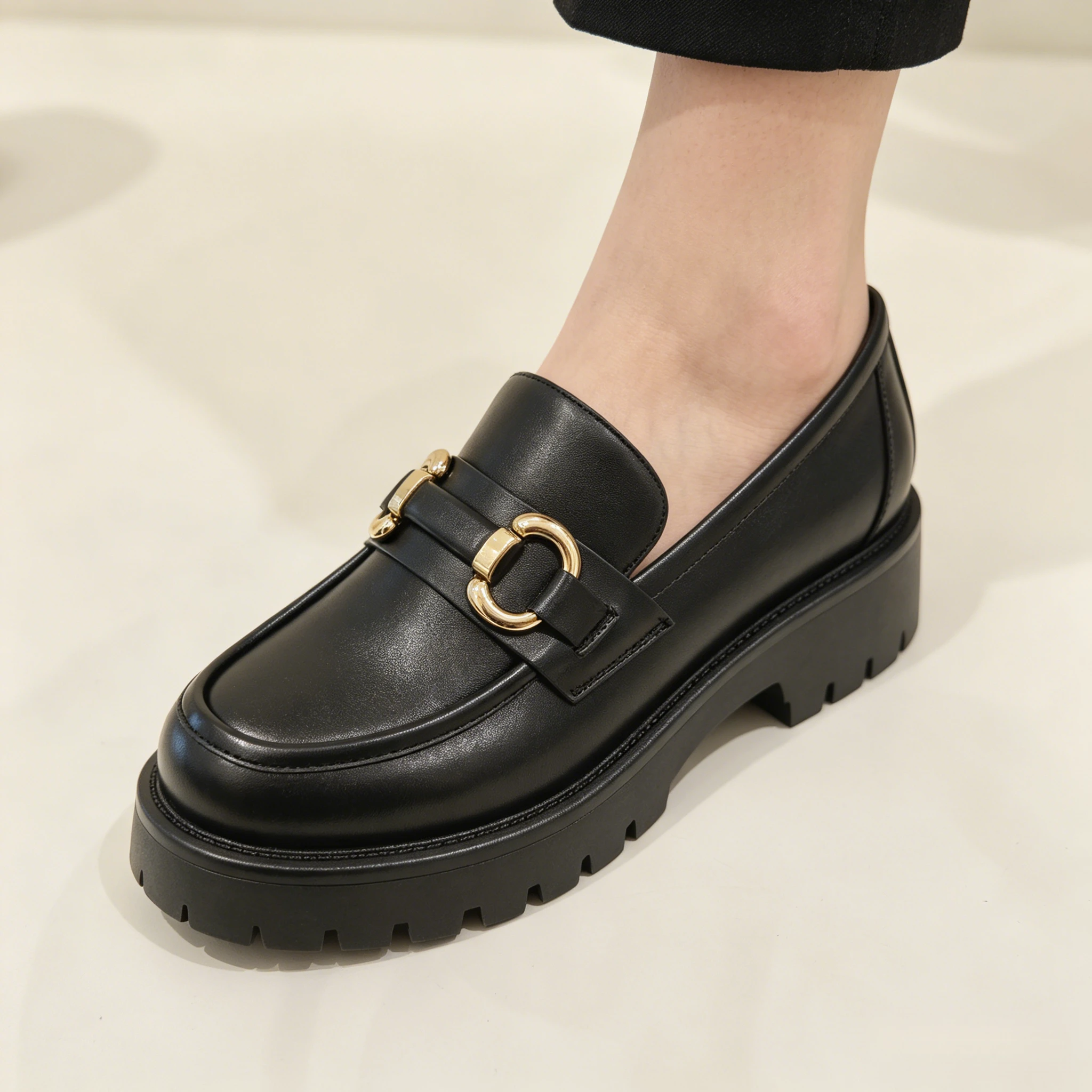 Thick-Soled British-Style Mary Jane Loafers for Women, Spring and Autumn, Retro British-Style Black Thick-Soled Loafers with Metal Horsebit Buckle, Platform Sole, Slip-On Shoes That Increase Height and Make Legs Look Longer, Non-Slip, Wear-Resistant, Suitable for Commuting, Workplace, Daily Wear, Versatile Round-Toe Leather Shoes