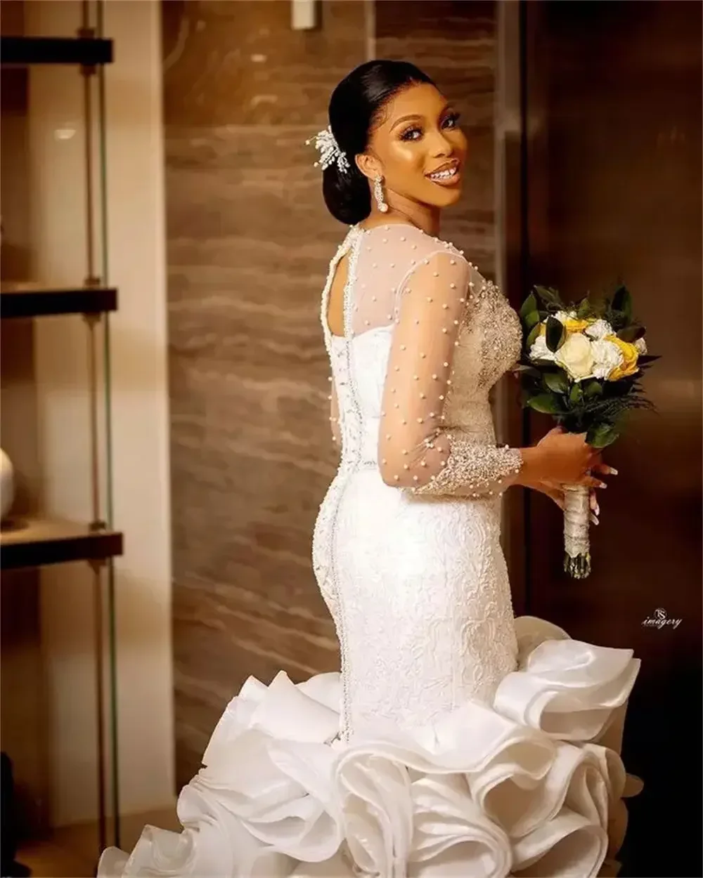 Abito da sposa romantico personalizzato a sirena in pizzo con o-collo Sweep Train Vestido De Casamento Abito africano con volant multistrato