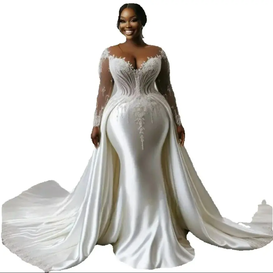 Suknia ślubna z przezroczystym dekoltem, błyszczącymi aplikacjami z koralików, długa, z długimi rękawami, w stylu arabskim, z odpinaną spódnicą.