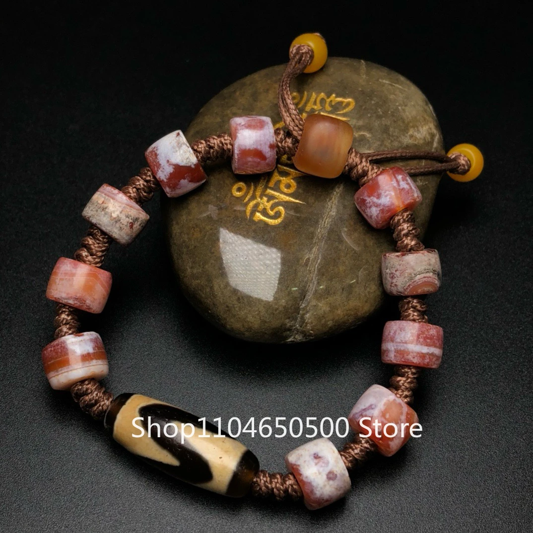 

Tibetan area return tiger tooth dzi bead and agate bead bracelet, size: tiger tooth 28 * 11 mm agate 11 * 8 mm