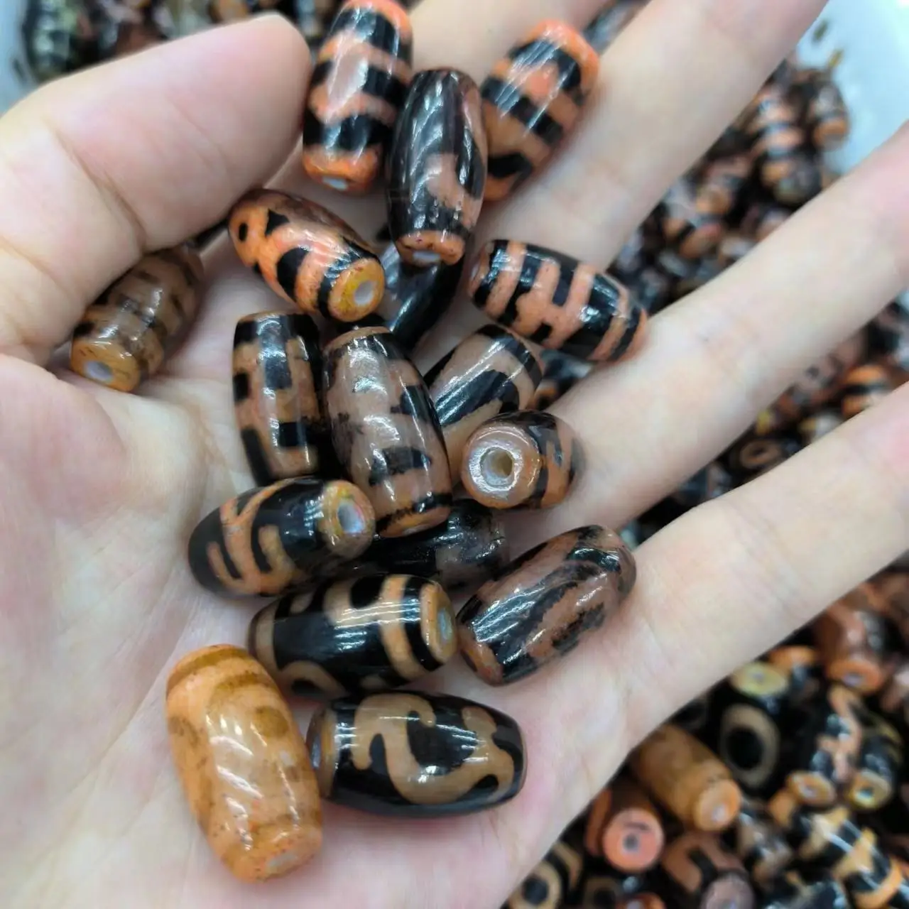 

50pcs/lot Natural Old Agate Dzi wholesale black orange glossy Infiltration process Various patterns jewelry amulet folk-custom