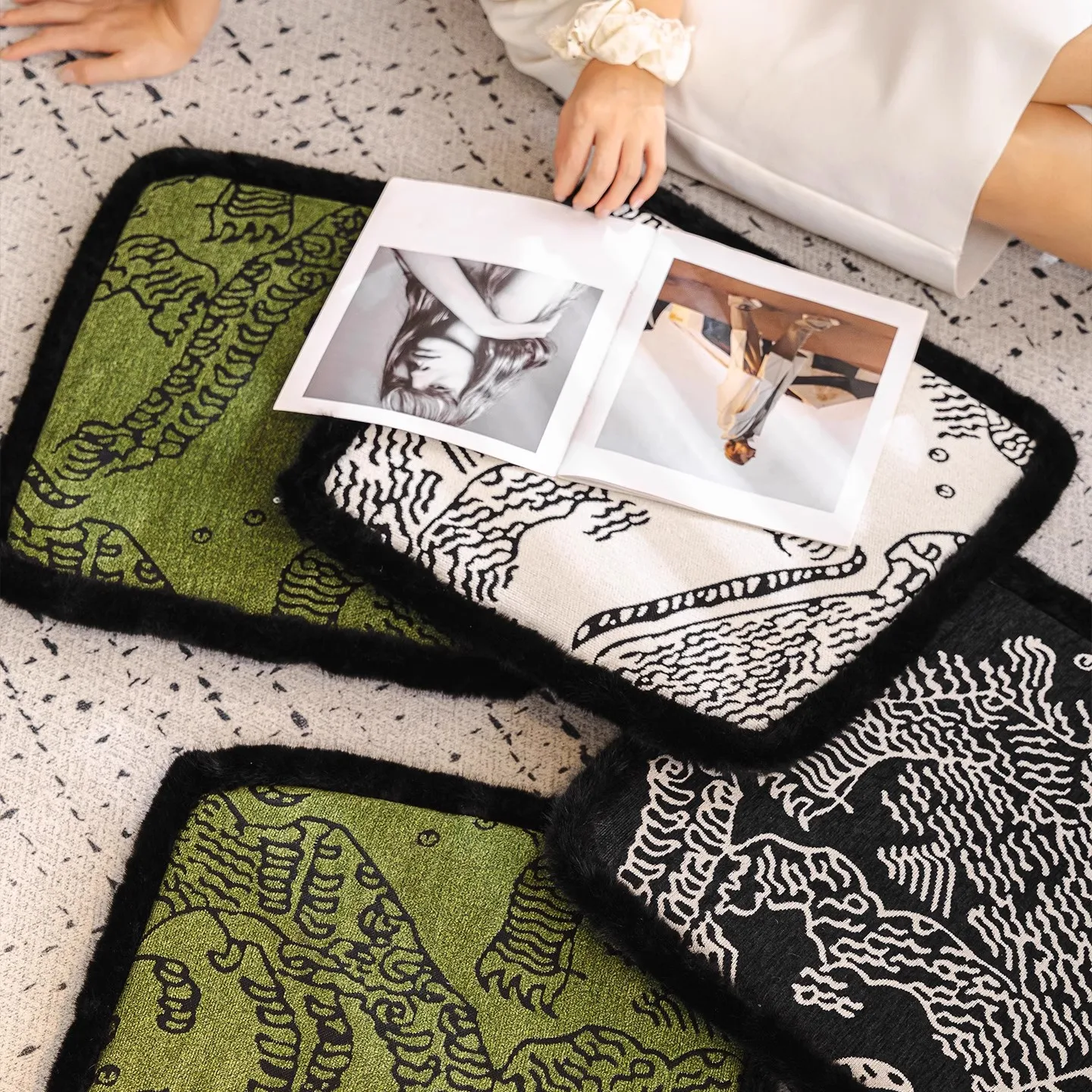 Protetor de cadeira removível antiderrapante de alta resiliência, almofada de cadeira de jantar com listra de tigre, almofada de assento quente de pelúcia grossa em forma de ferradura