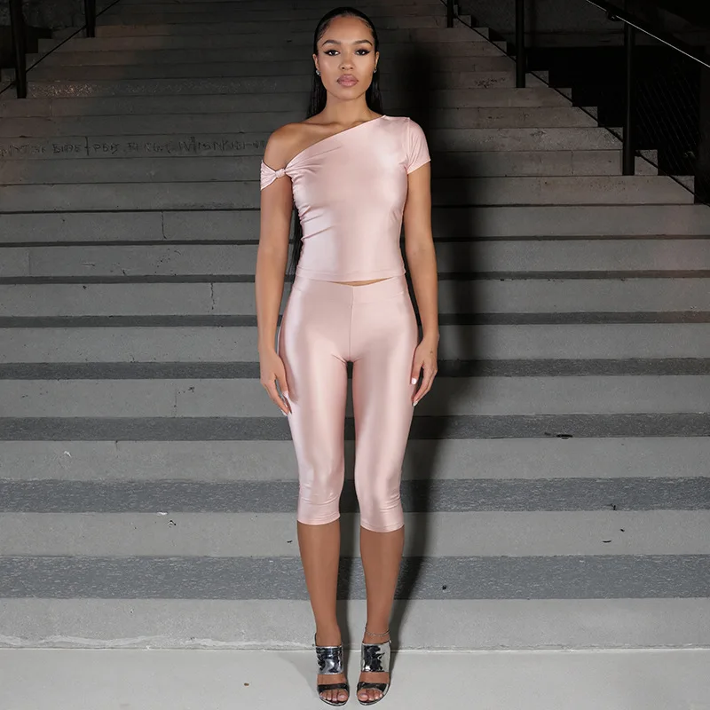 レディース シャイニー スリム ツーピースセット ノット インクラインショルダー 半袖 クロップトップ + スキニー カーフレングスパンツ カジュアル ストリートウェア スーツ