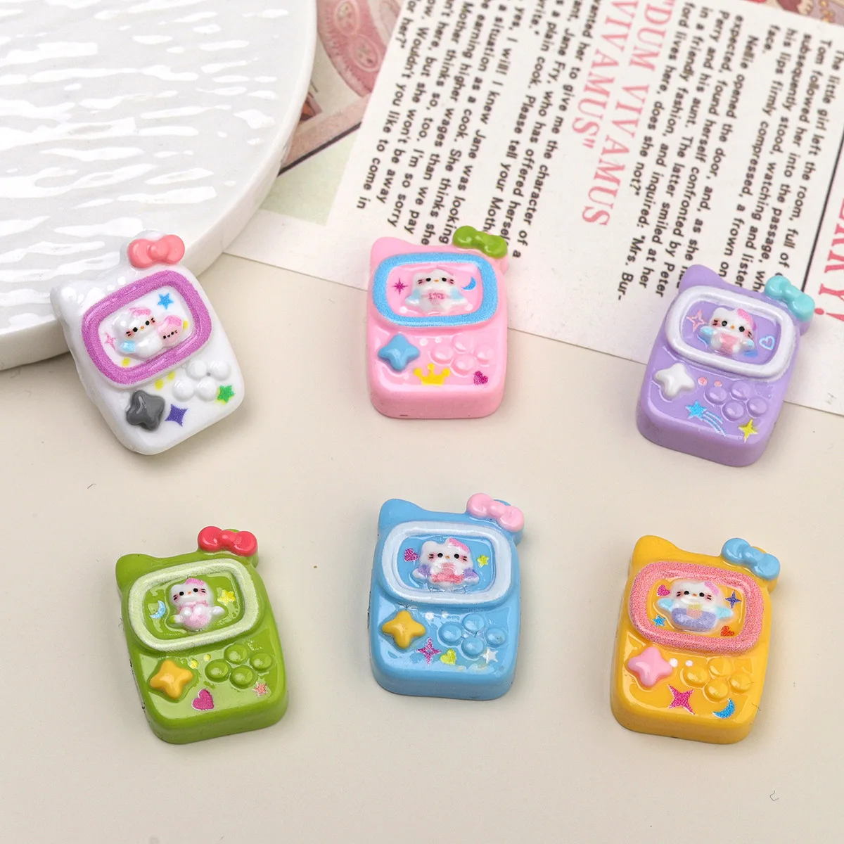 5 قطع من إكسسوارات الراتنج الكرتونية للهاتف miniso kt، علبة غير المرغوب فيها ذاتية الصنع، مستلزمات الحرف اليدوية المصغرة المصغرة