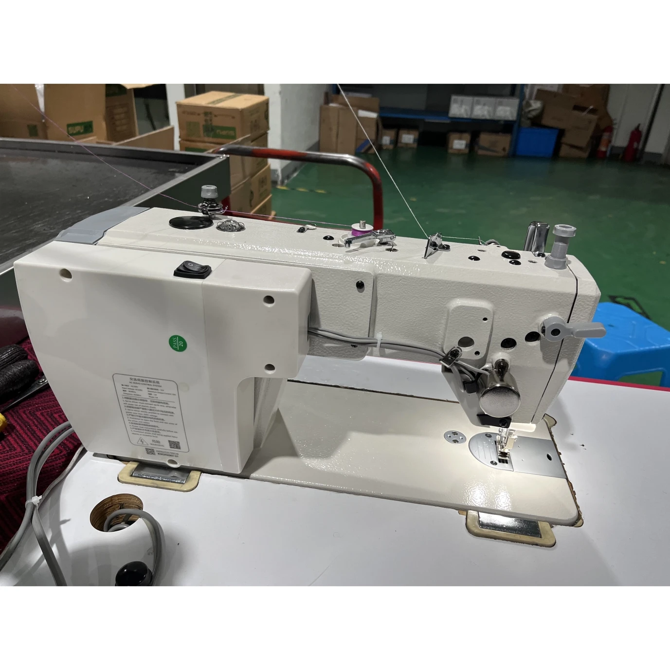 

Промышленная швейная машина BT-699-D4 с шаговым двигателем, тремя приводами, масляным уплотнением, компьютерным управлением, плоской платформой и челночным стежком