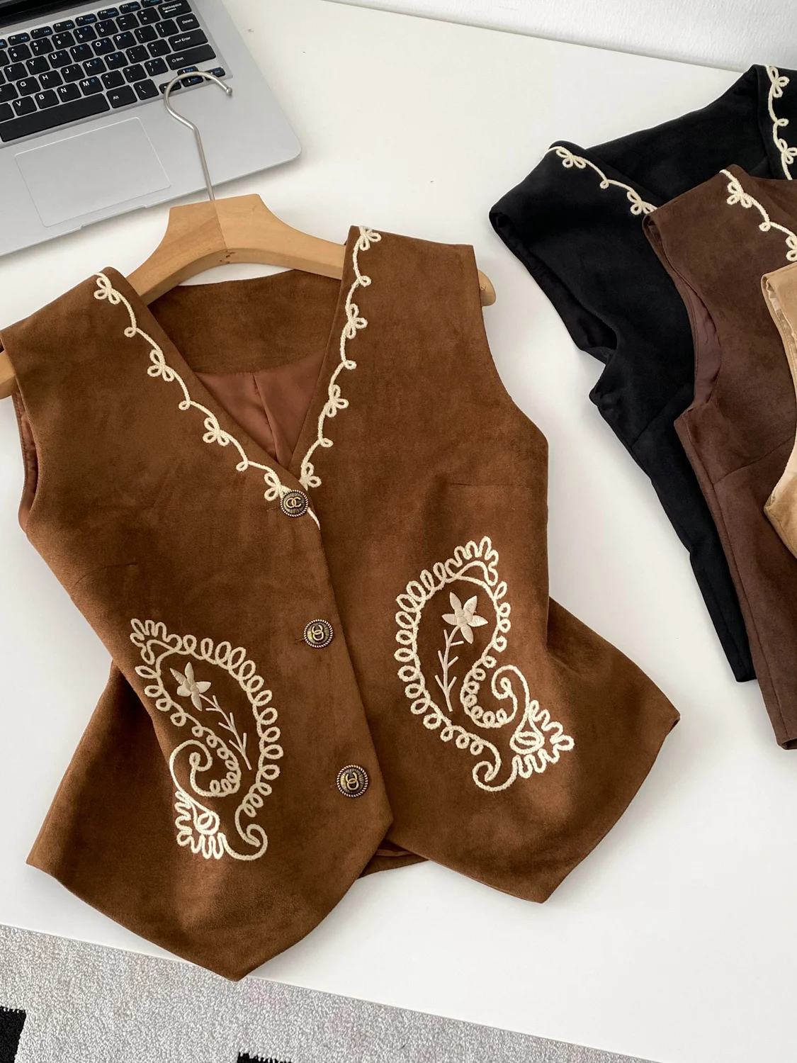 

n Retro Ethnic Sle Heavy Embroidery V-Ne Svel Deer Skin Velvet Vest Women's Outerwear Small Jaet