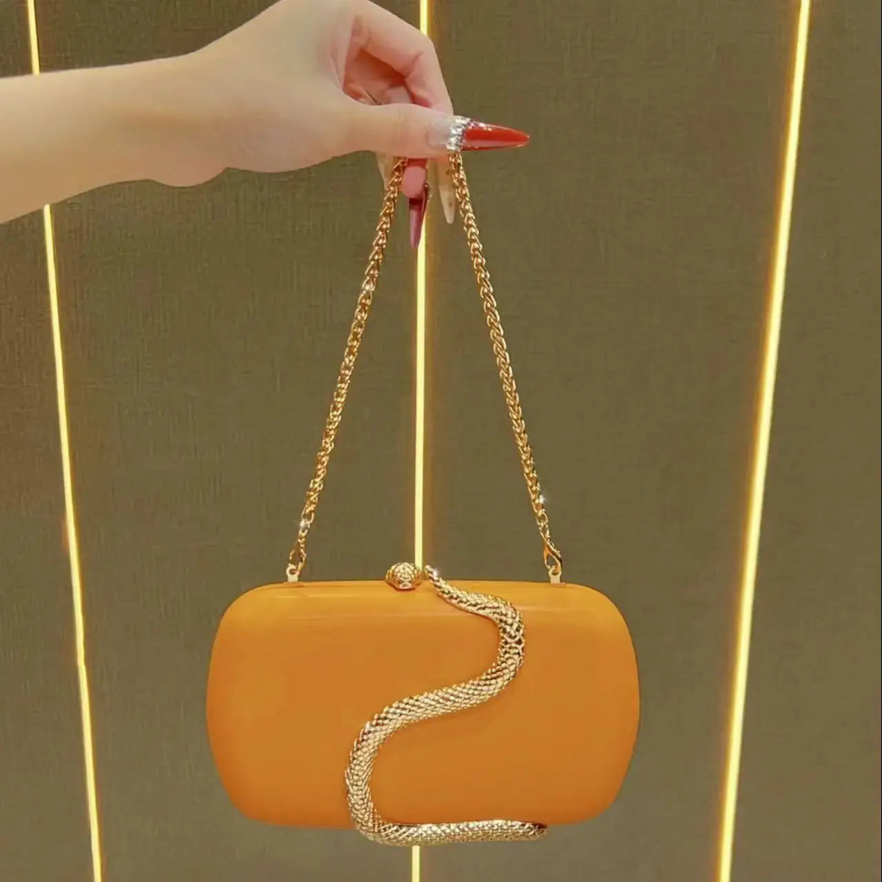 

New Snake Pattern Handbag Fashionable High End Banquet Bag Versatile Elegant Handbag Chain Cross Shoulder Women's Bag 2026