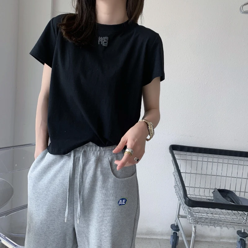 เสื้อยืดผู้หญิงทรงเข้ารูป สีพื้น เรียบง่าย สไตล์ลำลอง น่ารัก แขนสั้น คอลเลคชั่นฤดูใบไม้ผลิ/ฤดูร้อน 2024