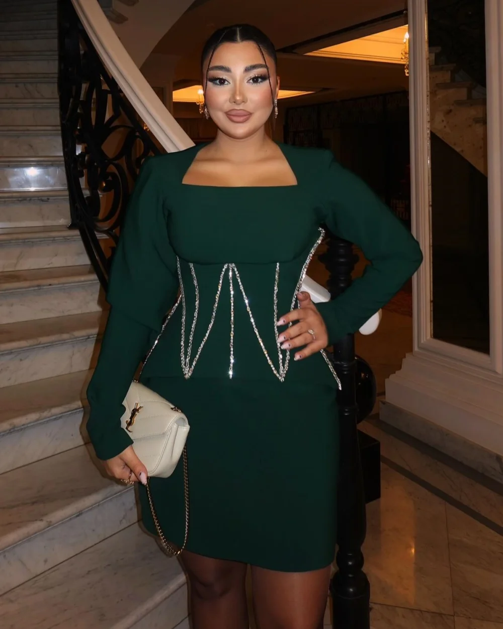 Abito da Damigella Personalizzato in Stile Moderno, Jersey con Strass, Plissettato a Linea A, Sexy con Scollo Quadrato, Maniche Lunghe, Lunghezza al Ginocchio