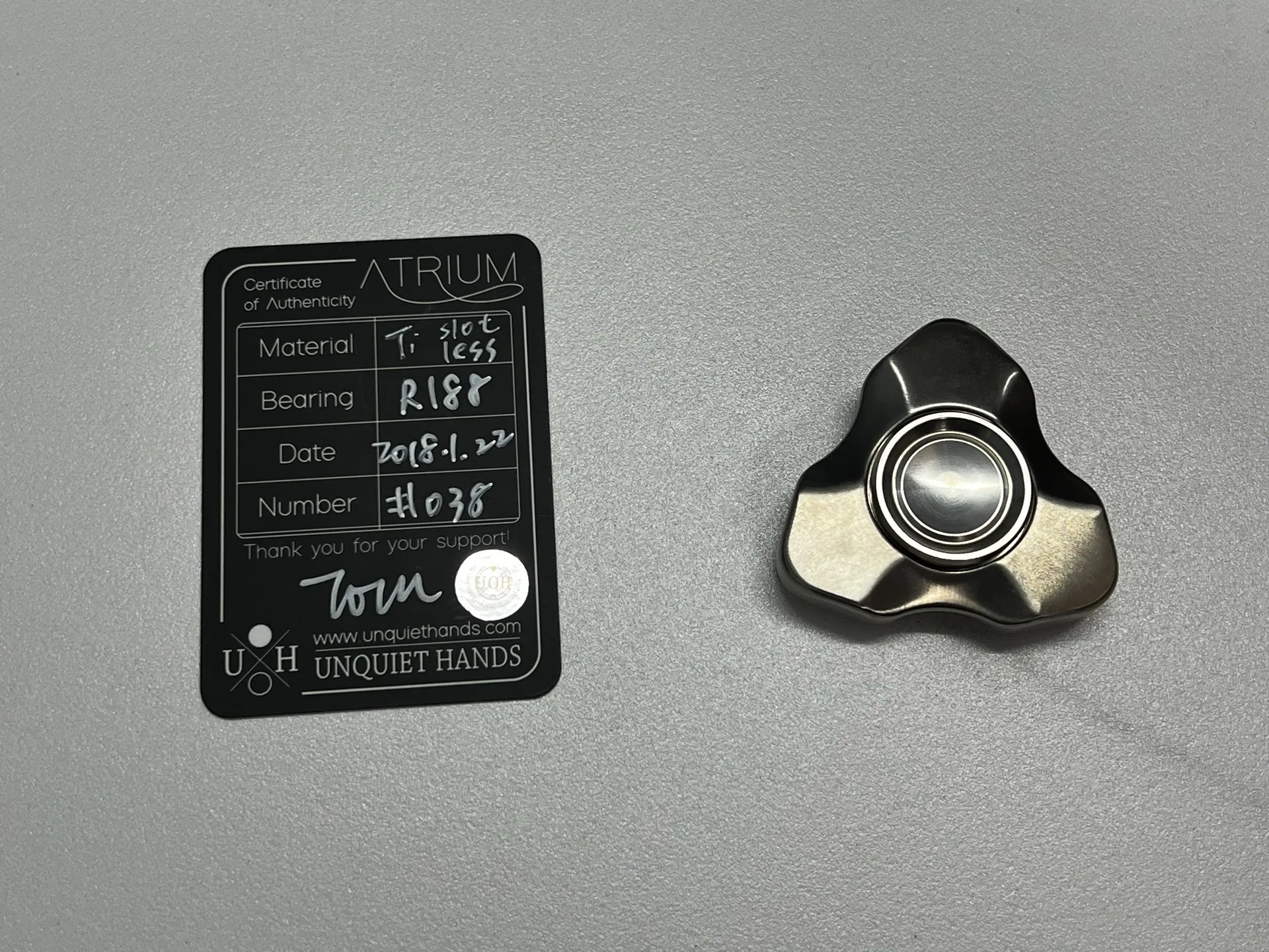 

Unet Hands Atrium OG Ti fingertip gyroscope