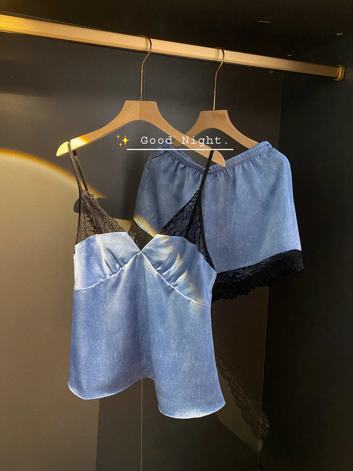 pigiama-estivo-da-donna-in-seta-ghiaccio-sottile-con-pizzo-scollo-a-v-e-bretelle-pantaloncini-corti-set-lusso-per-casa-comodo-e-traspirante