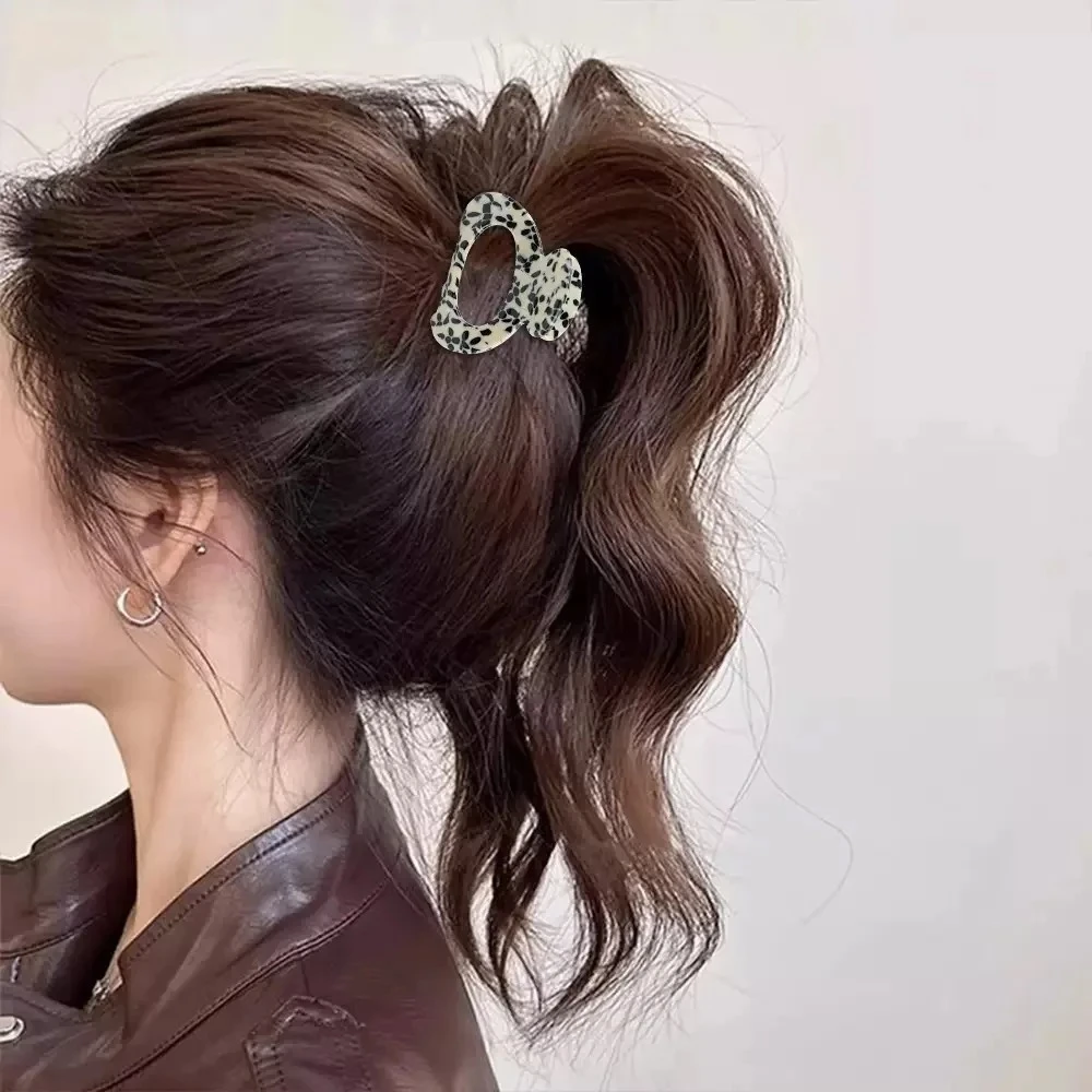 1/4PCS Elegant Sweet Small Oval Hair Claw Clip for Women Secure Grip Hair Accessories Ponytails Hair Clip Sophisticated Style - view 5
