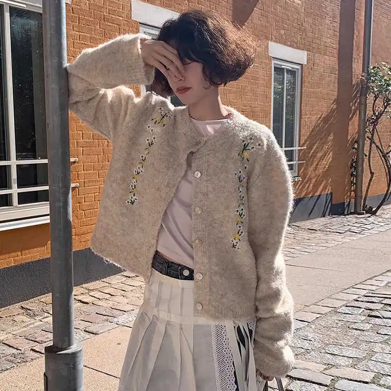 

Retro Round Neck Embroidered Jacquard Cardigan For Women'S Spring And Autumn Fashion, Sweet And Versatile Knitted Top