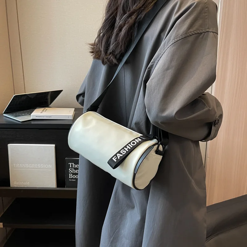 Shoulder Bag Black Barrel-shaped Large Capacity Messenger Bag Bucket Bag Trend All-match Bags for Women Sports Casual Handbag