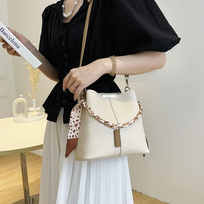 PU Hasp Crossbody Bags Ladies Bags on Sale 2023 High Quality Versatile Solid Bucket Sewing Thread Button Bolso Bandolera