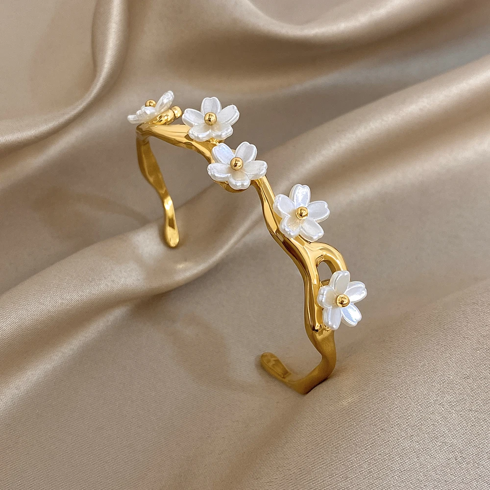 

Freetry Elegant White Flower Stainless Steel Open Bangle Bracelets Women Vintage Gold Color Irregular Cuff Bangle Jewelry Gift
