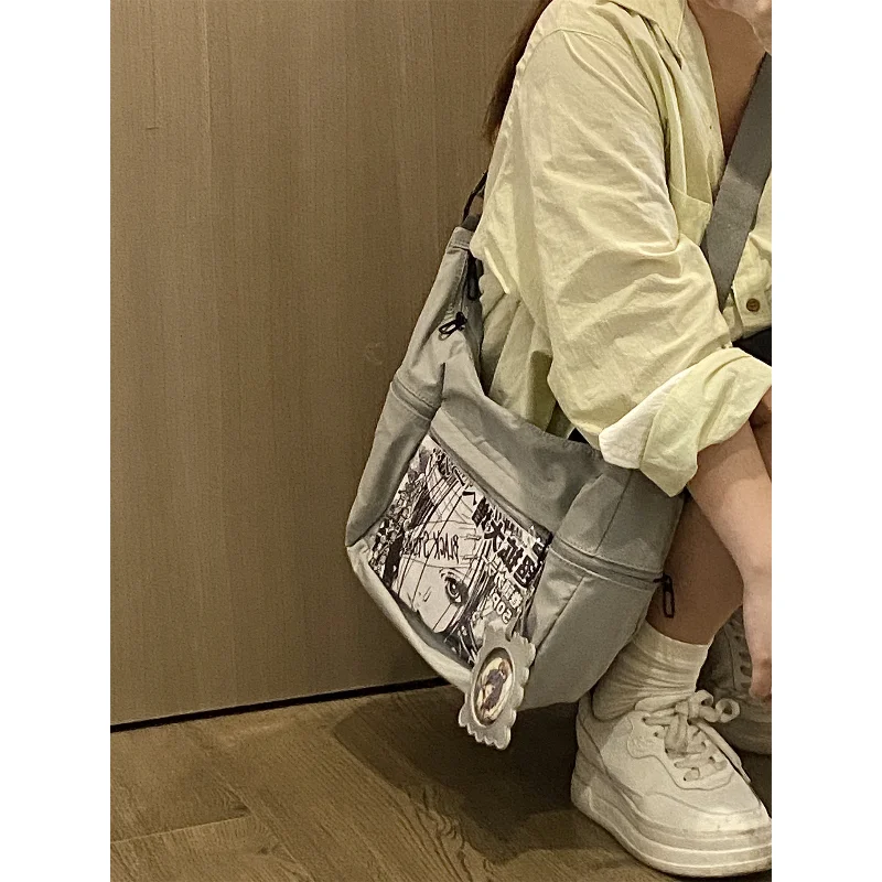 

Серая нейлоновая сумка-кроссбоди Ita Bag с прозрачным окном, повседневная сумка-тоут через плечо с множеством карманов для плюшевых кукол и значков