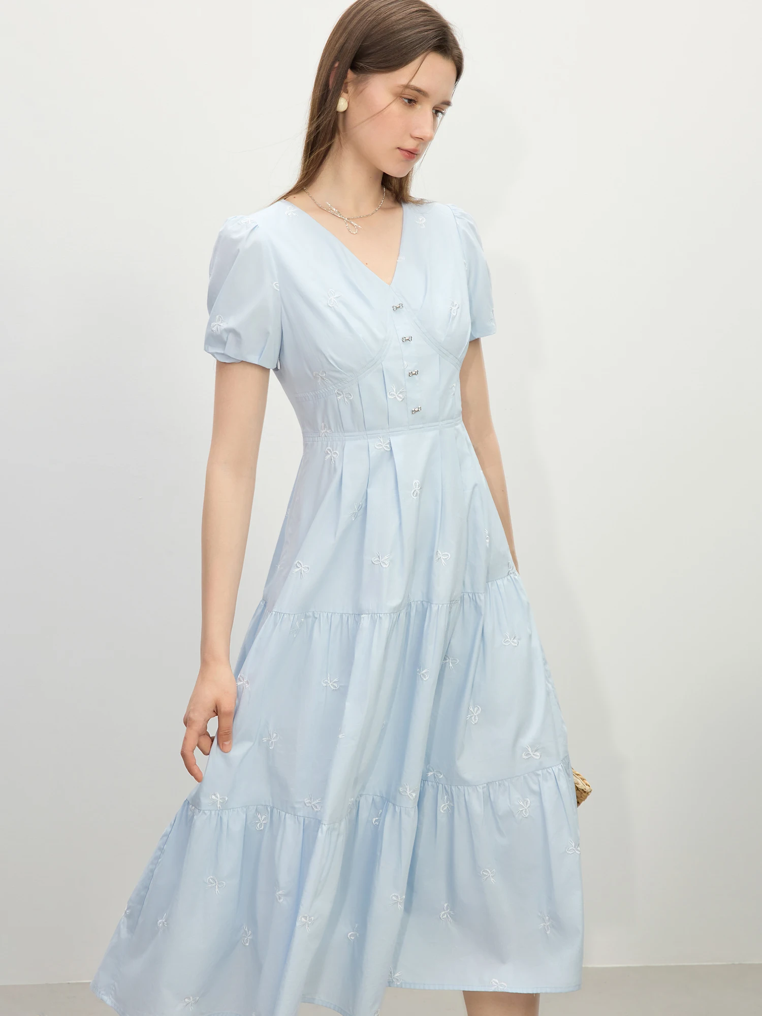 FSLE 2025 Vestido feminino de verão com decote em V evasê de algodão – saia azul em camadas com laço bordado e elegância casual 25FS12233