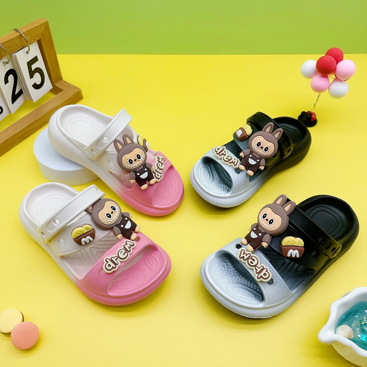

Fashion Popular Cartoon Letter Family Slippers New Flats Bottom Boys and Girls Non-Slip Soft Bottom Sandals 811