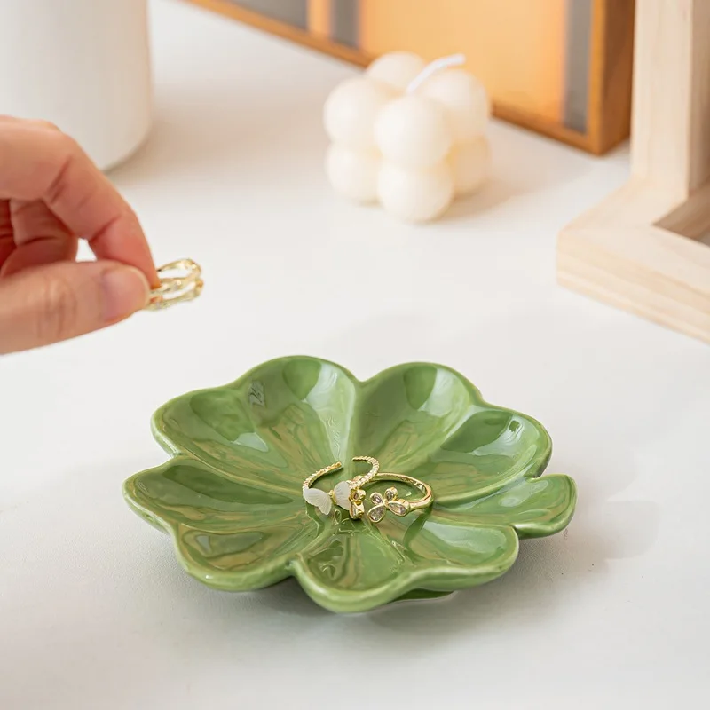 

Ceramic Taste Dish Lucky Clover Shape Porcelain Nut Saucer Small Plate Mini Soy Sauce Seasoning Tableware Kitchen Accessories