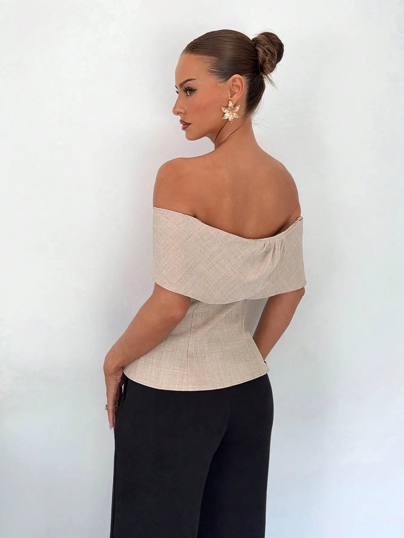 

Женская блузка с открытыми плечами и металлическими пуговицами, деловой повседневный топ