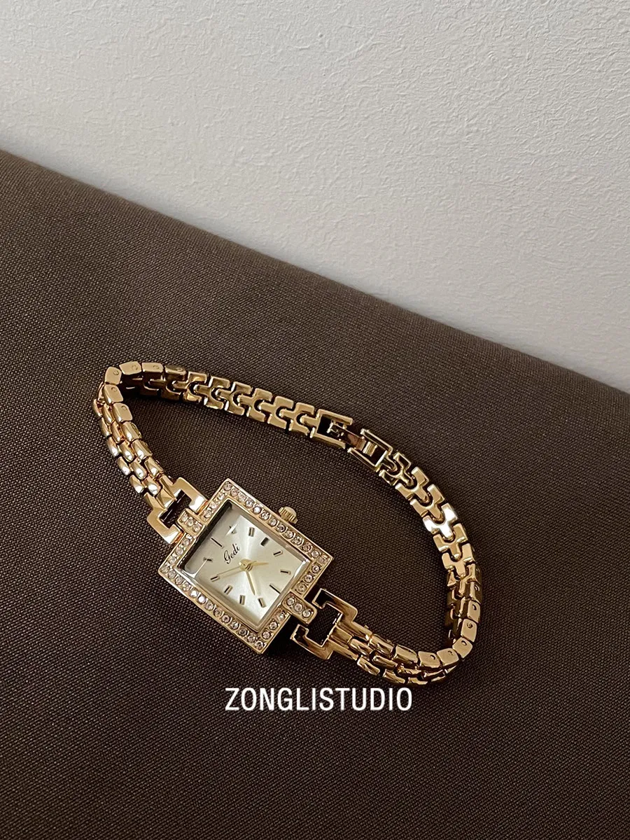 New Vintage-InspiredExquisite Women'S Watch With A Square Dial And Thin Chain Strap A SimpleStylish And Sophisticated Timepiece.