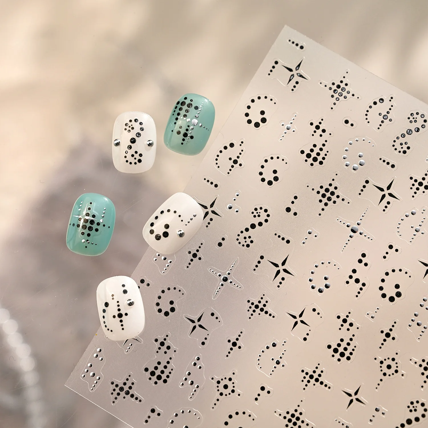 5D Schwarz-Silberne Polka Dots Sterne Nagelkunst-Aufkleber Stilvolle Runde Punkte Totems Selbstklebende Nagelkunst-Dekorationen Maniküre-Abziehbilder