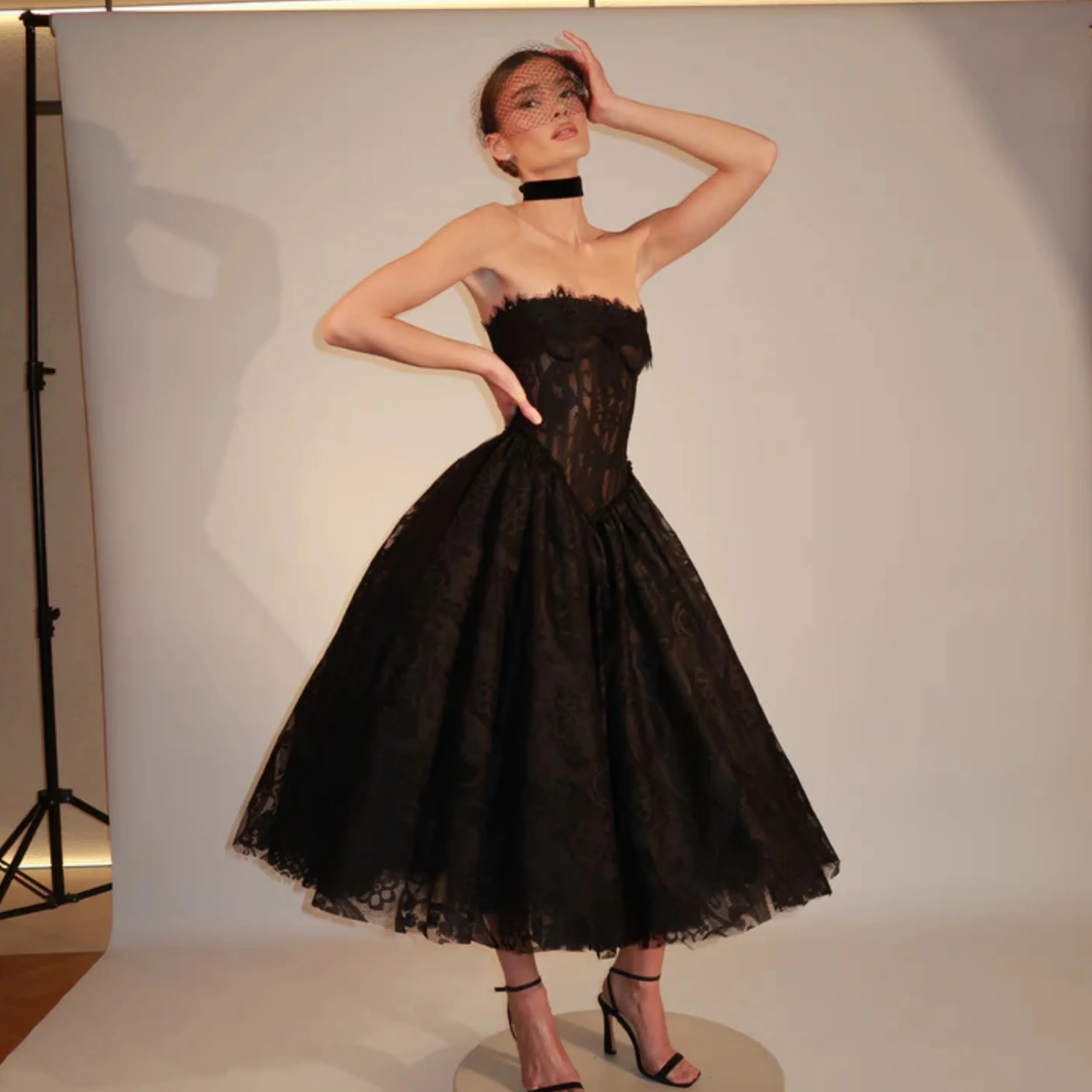

A Line Lace Prom Dresses Black Strapless Women Evening Gowns Sleeveless Backless Wedding Party Robes Customized Morden Dress