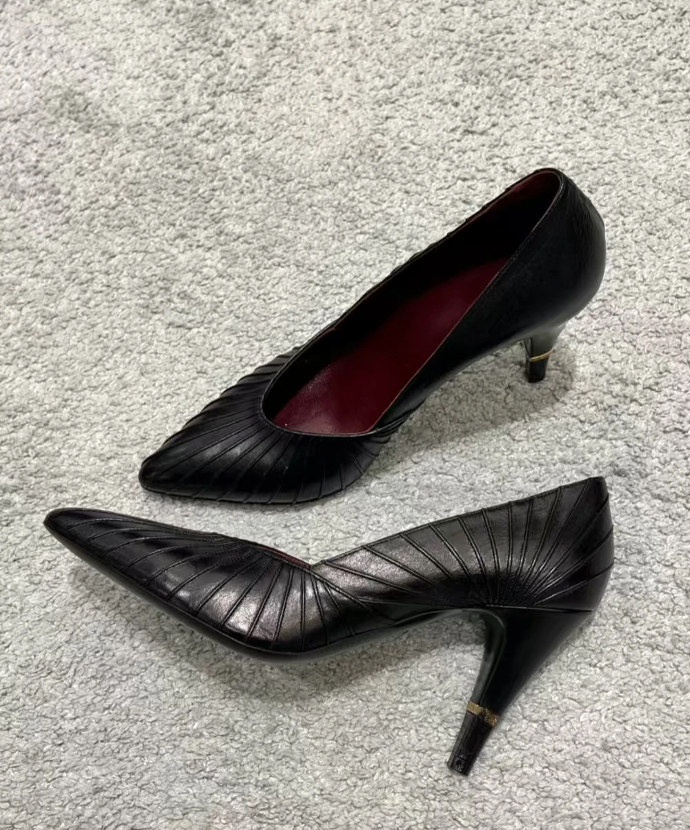 Retro Black Leather Pointed-Toe Pumps Pleated Fan Detail Elegant Mid-Heel Minimalist Style Stiletto Footwear for Daily Looks