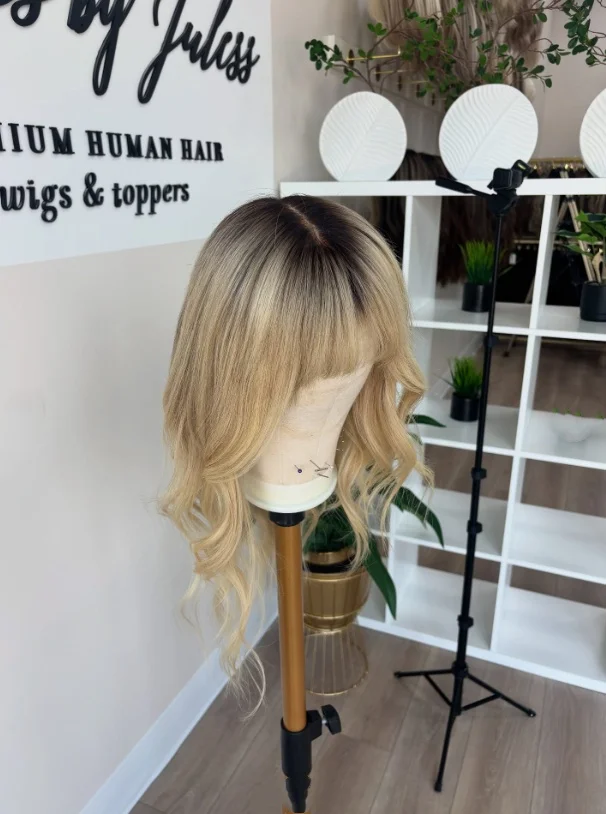

Короткие средние длинные свободные волнистые волосы с челкой Ombre Brown to Blonde Парик Синтетические парики с темными корнями для женщин Термостойкие волосы