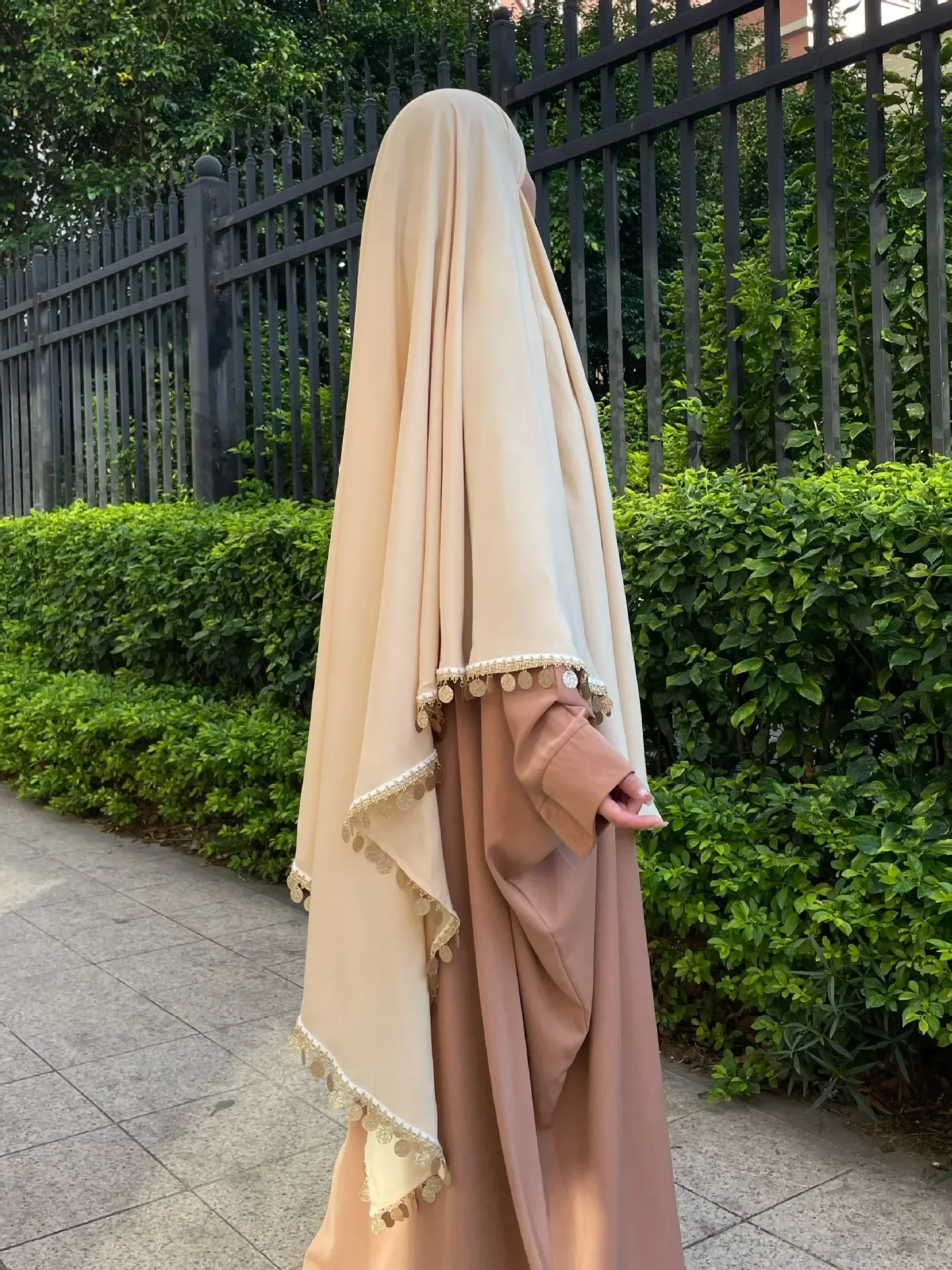 ผ้าคลุมศีรษะแบบฮิญาบสีพื้นแบบมุสลิม ตะวันออกกลาง ดูไบ ตุรกี สีพื้น ชั้นเดียว ประดับเลื่อมคู่ พู่ห้อย